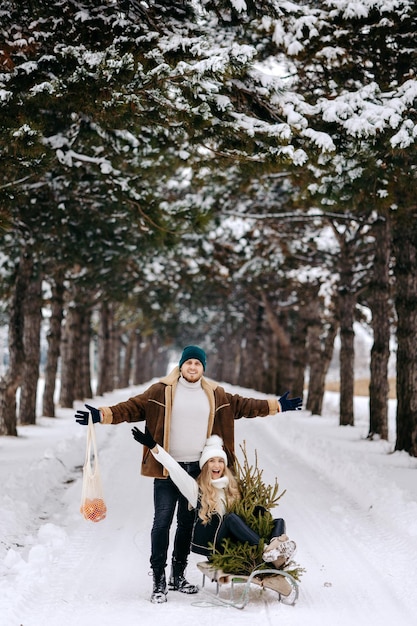 jovenes enamorados en invierno