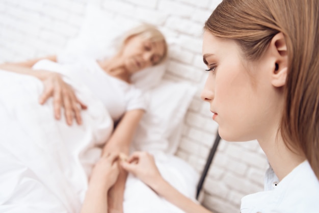 Jóvenes de enfermería salvar la vida de una mujer mayor en la clínica.