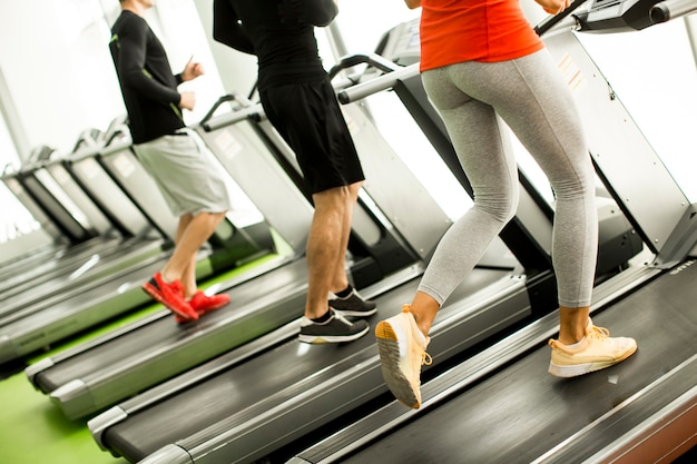 Foto jóvenes entrenando en el gimnasio.