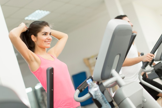 Jóvenes entrenando en el gimnasio.