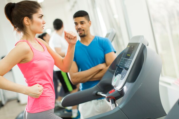 Jóvenes entrenando en el gimnasio.