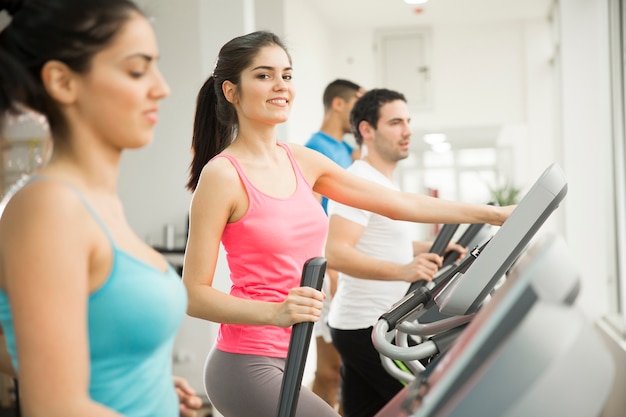 Jóvenes entrenándose en el gimnasio