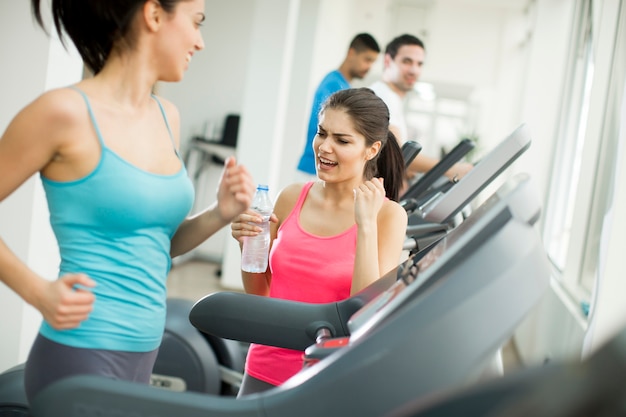 Jóvenes entrenándose en el gimnasio