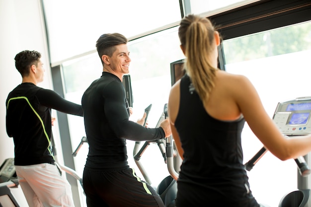 Jóvenes entrenándose en el gimnasio