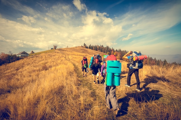 Los jóvenes están caminando en las montañas