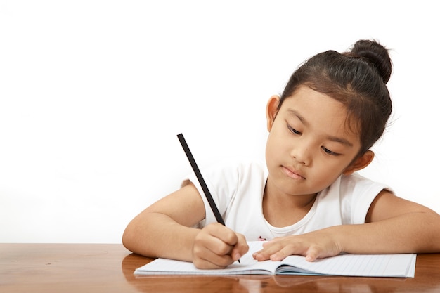 Foto los jóvenes están escribiendo libros.