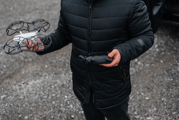 Los jóvenes están preparando un avión no tripulado para volar. Configuración de drones.