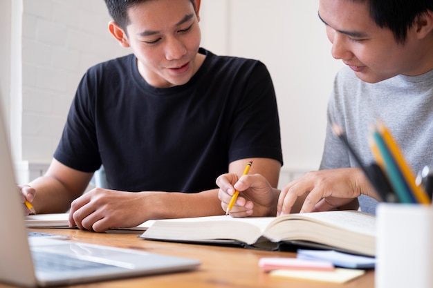 Jóvenes estudiando para un examen