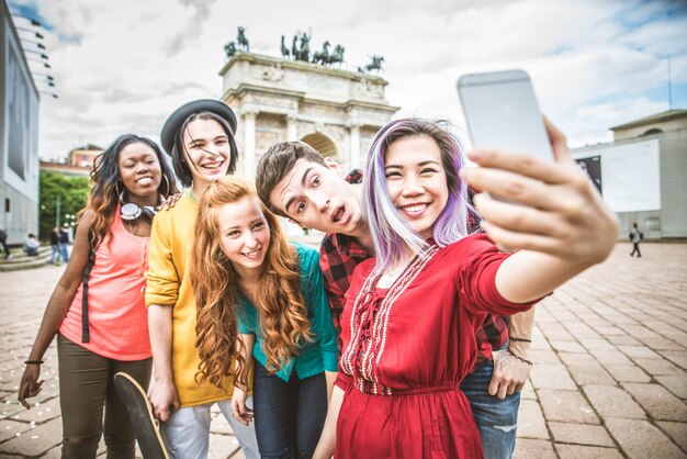 Foto jóvenes estudiantes al aire libre