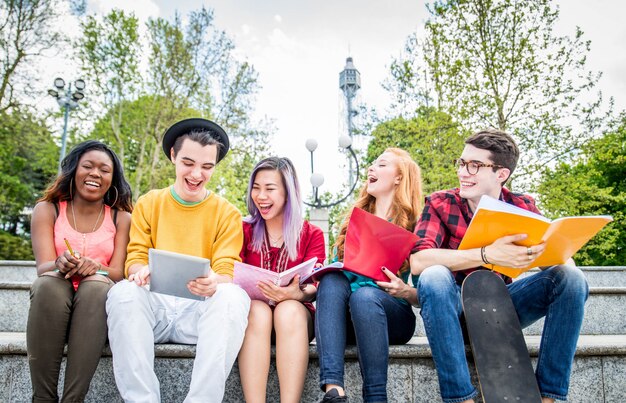 Foto jóvenes estudiantes al aire libre