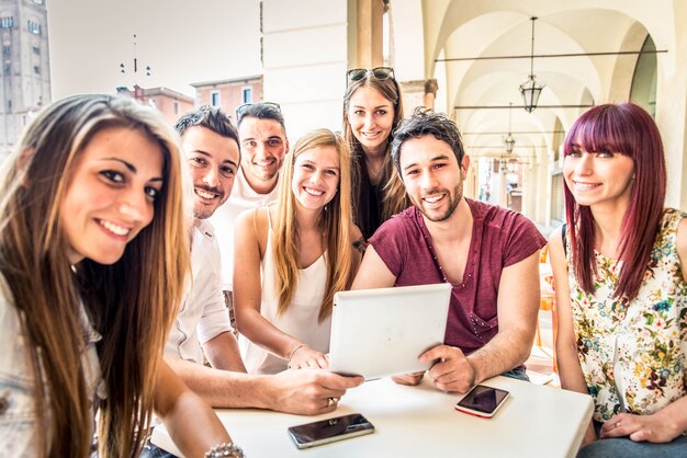 Jóvenes estudiantes al aire libre