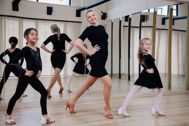 Jóvenes estudiantes bailando con su entrenador de coreografía en el concepto de actividad de estudio