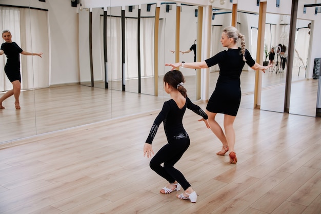 Jóvenes estudiantes bailando con su entrenador de coreografía en el concepto de actividad de estudio