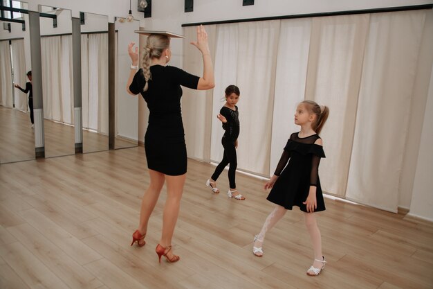 Jóvenes estudiantes bailando con su entrenador de coreografía en el concepto de actividad de estudio