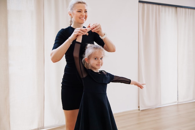 Jóvenes estudiantes bailando con su entrenador de coreografía en el concepto de actividad de estudio