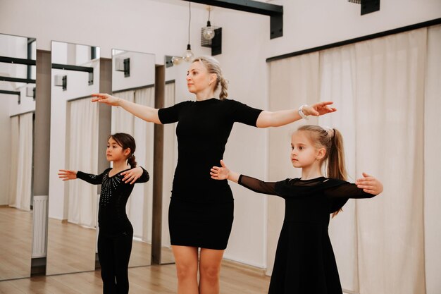 Jóvenes estudiantes bailando con su entrenador de coreografía en el concepto de actividad de estudio