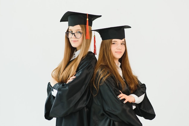 Jóvenes estudiantes en bata celebrando su graduación