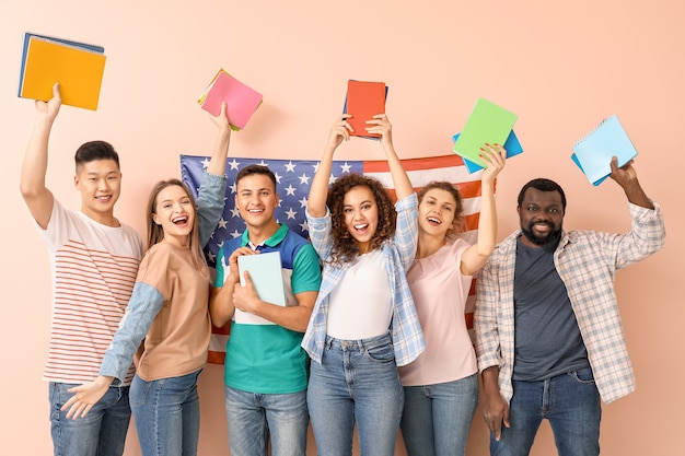 Foto jóvenes estudiantes de la escuela de idiomas en el espacio de color