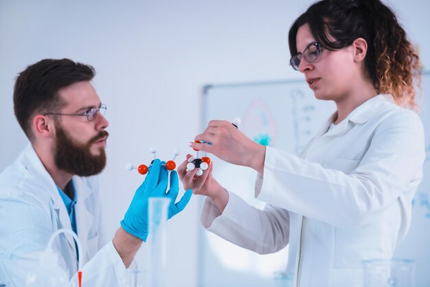 Foto jóvenes estudiantes investigando juntos en el laboratorio