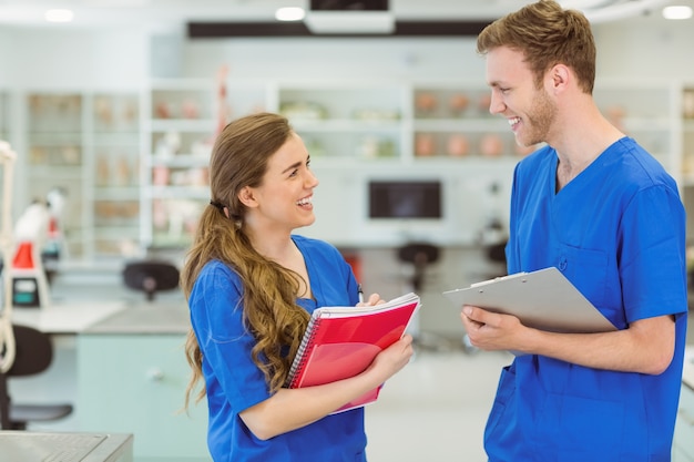 Jóvenes estudiantes de medicina sonriendo el uno al otro