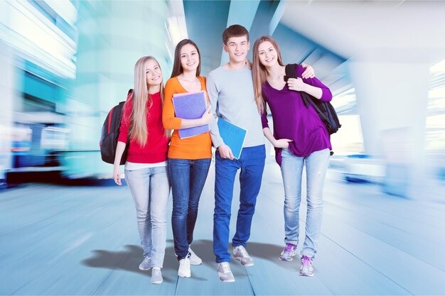 Foto los jóvenes estudiantes nuevos estudian en la escuela con amigos guapos.