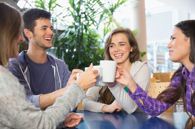 Jóvenes estudiantes tomando un café juntos