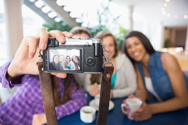 Foto jóvenes estudiantes tomando una selfie