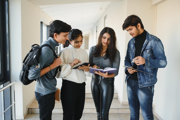 Jóvenes estudiantes universitarios indios asiáticos.