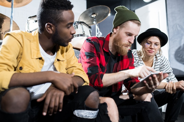 Jóvenes en estudio de música