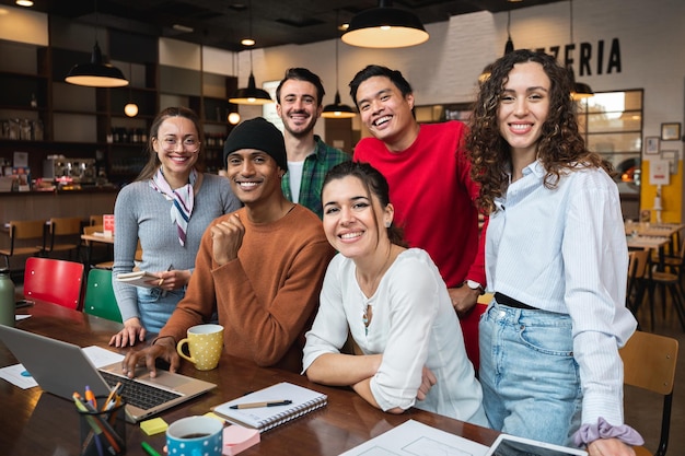 Jóvenes y exitosos mestizos mirando a la cámara Trabajo en equipo o cooperación de estudiantes