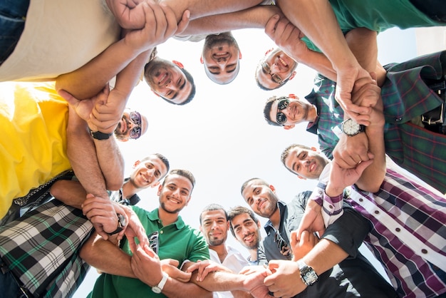 Foto jóvenes felices en círculo