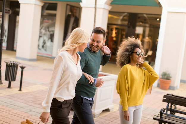 Jóvenes felices en la ciudad con bolsas de compras