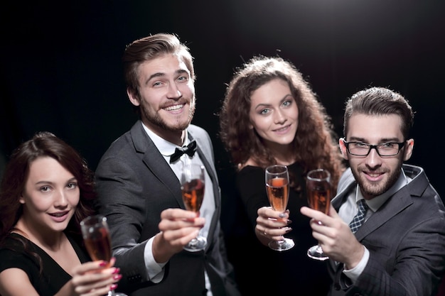 Jóvenes felices con una copa de vino