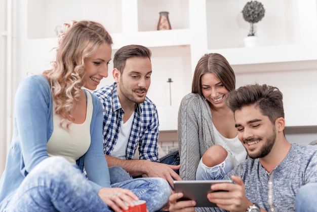 Jóvenes felices disfrutando del tiempo juntos