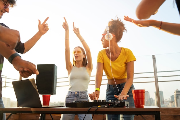 Foto jóvenes de fiesta en ángulo bajo