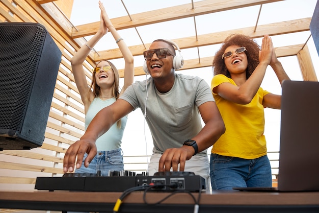 Foto jóvenes de fiesta en ángulo bajo