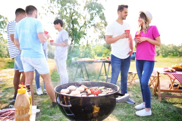 Jóvenes con fiesta de barbacoa en el parque