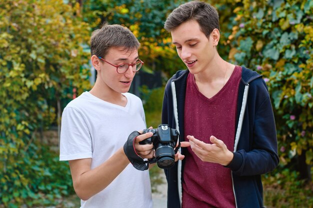 Jóvenes fotógrafos conversando