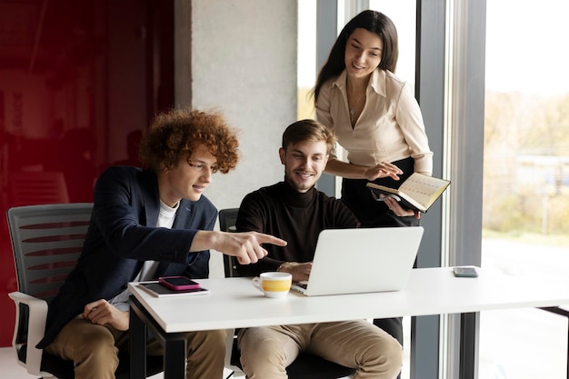 Los jóvenes gerentes trabajadores en el lugar de trabajo en la oficina moderna están trabajando