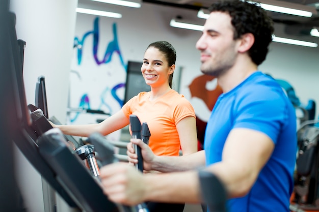 Jóvenes en el gimnasio