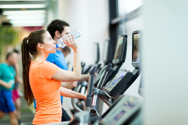 Jóvenes en el gimnasio