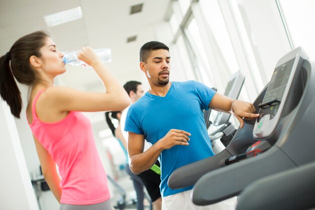 Jóvenes en el gimnasio