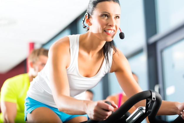 Jóvenes girando en el gimnasio