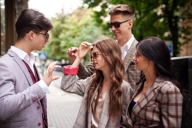 Foto jóvenes hablando entre ellos