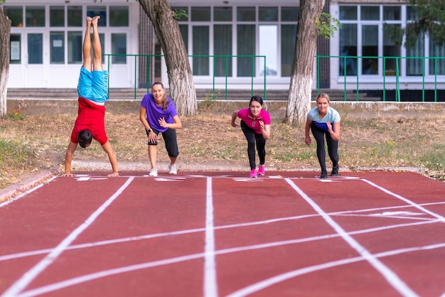 Los jóvenes haciendo cola para una carrera en una pista