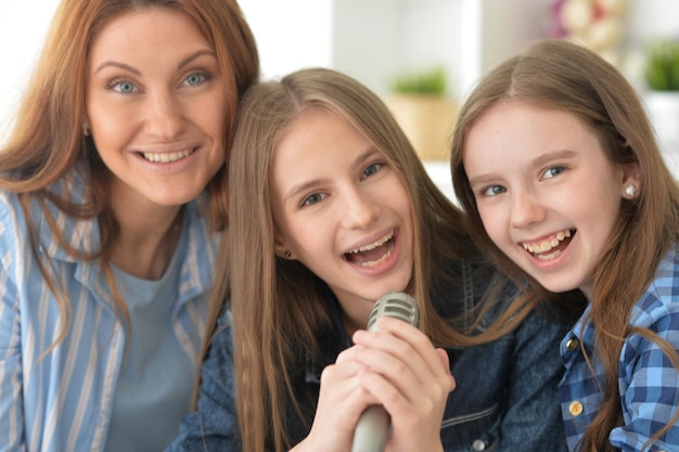 Jóvenes hermosas madres con un micrófono en el fondo