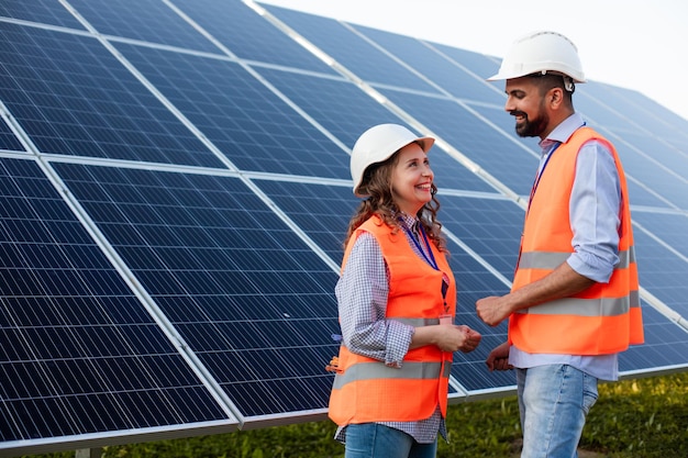 Los jóvenes ingenieros inspeccionan la estación solar.