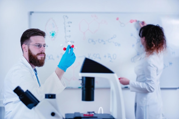 Foto jóvenes investigadores trabajando juntos en el laboratorio