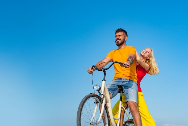 Foto jóvenes jinetes divirtiéndose en el viaje pareja elegante y amorosa disfrutando de una pareja enamorada montando un