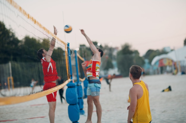 Jóvenes juegan voleibol de playa